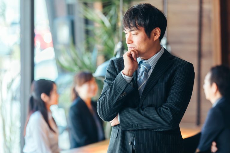 考える男性